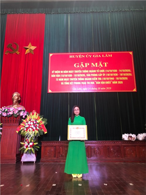 Cô giáo Khúc Ngọc Hà - Chủ tịch Công đoàn trường Tiểu học Trung Thành nhận khen thưởng tại buổi Gặp mặt kỷ niệm 90 năm Ngày thành lập các Ban xây dựng Đảng và tổng kết phong trào thi đua “Dân vận khéo” năm 2020